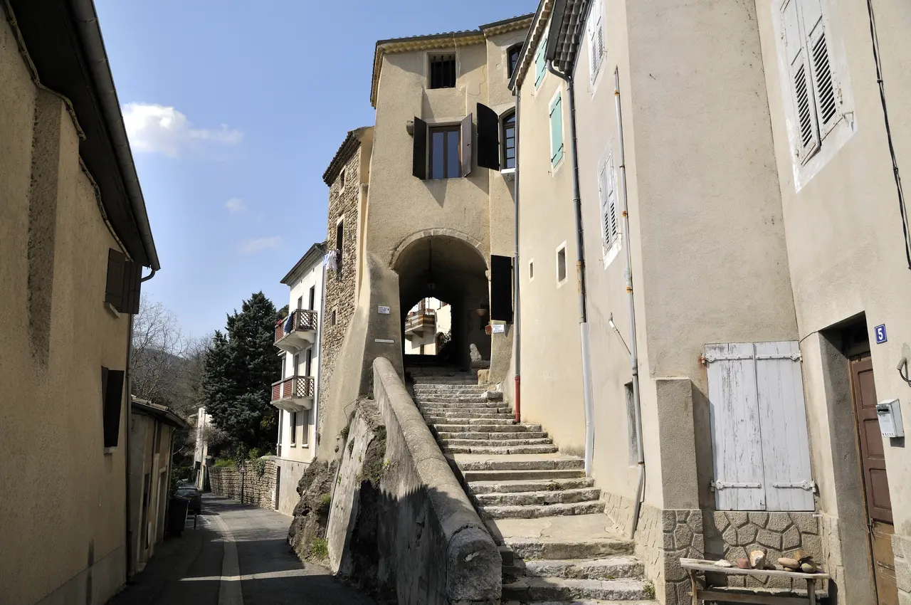 Rue de grande porte à Beauchastel