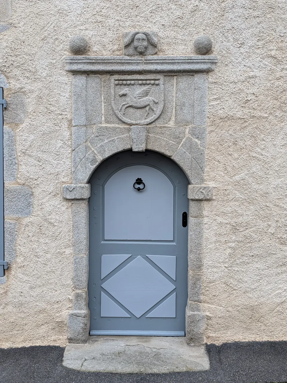 Bellegarde-en-Forez - Maison de Javogues, porte (déc 2025)