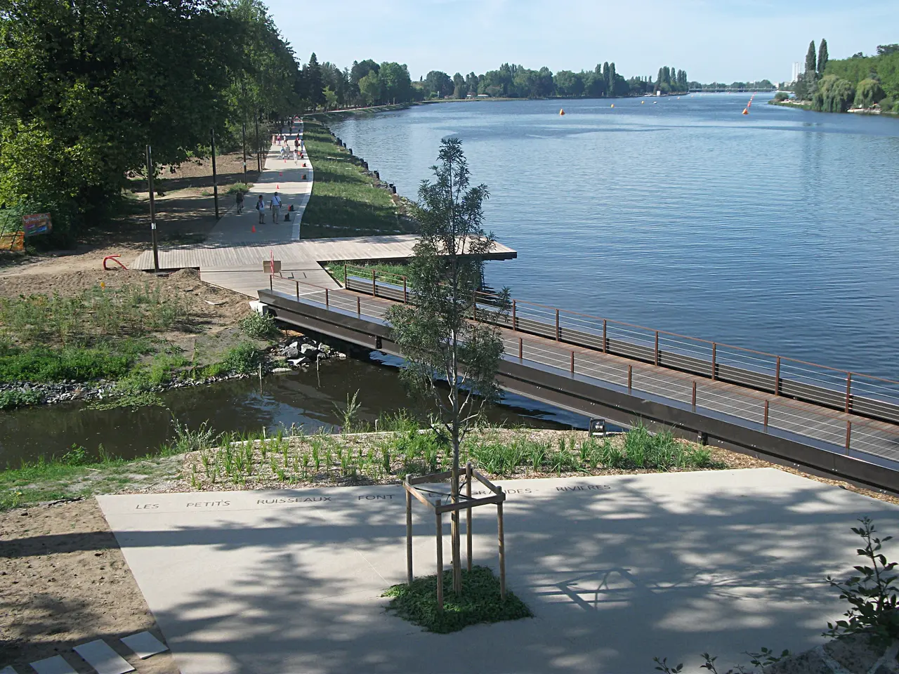 Berges Allier depuis pont, vers l'aval (Bellerive-sur-Allier) 2019-08-24