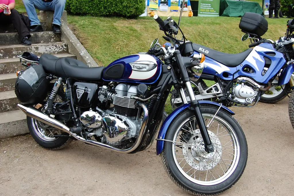 TRIUMPH BONNEVILLE . T 100.