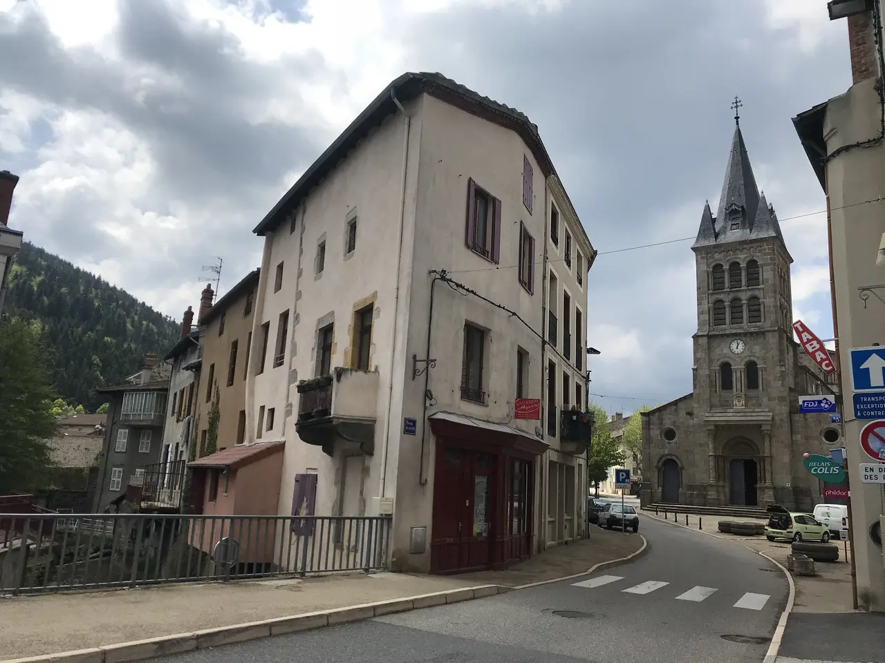 Bourg-Argental - bâtiments au bord du Riotet