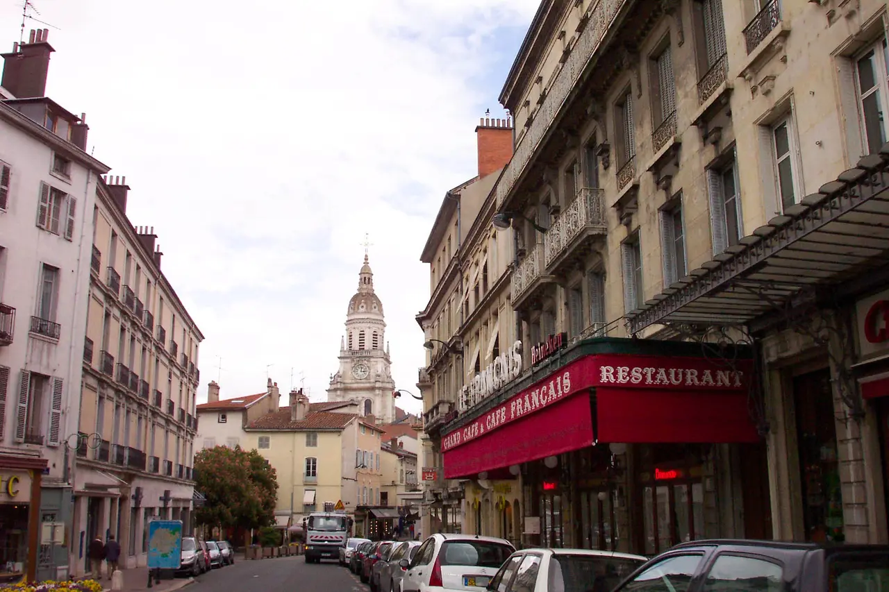 File:Avenue Alsace-Lorraine - Bourg-en-Bresse - 2004.jpg