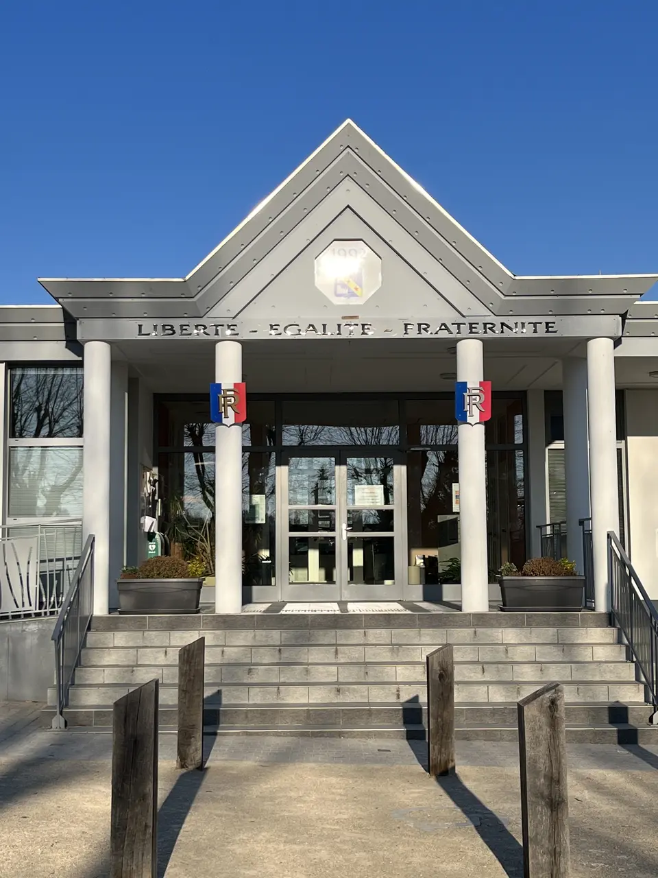 La mairie de Bourg-Saint-Christophe en mars 2022 (2)