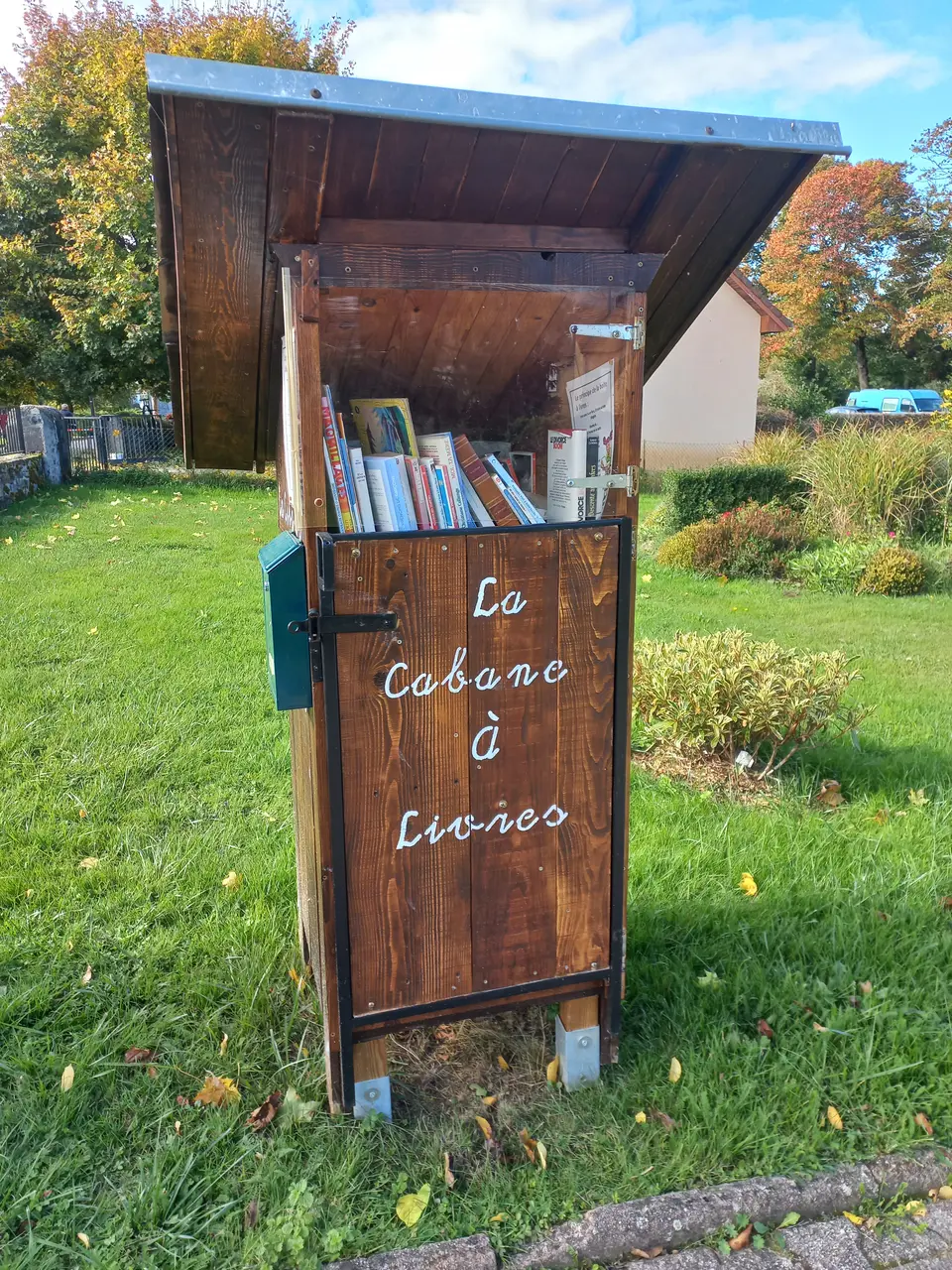 Bromont-Lamothe - Place de la Mairie - cabane à livres 02