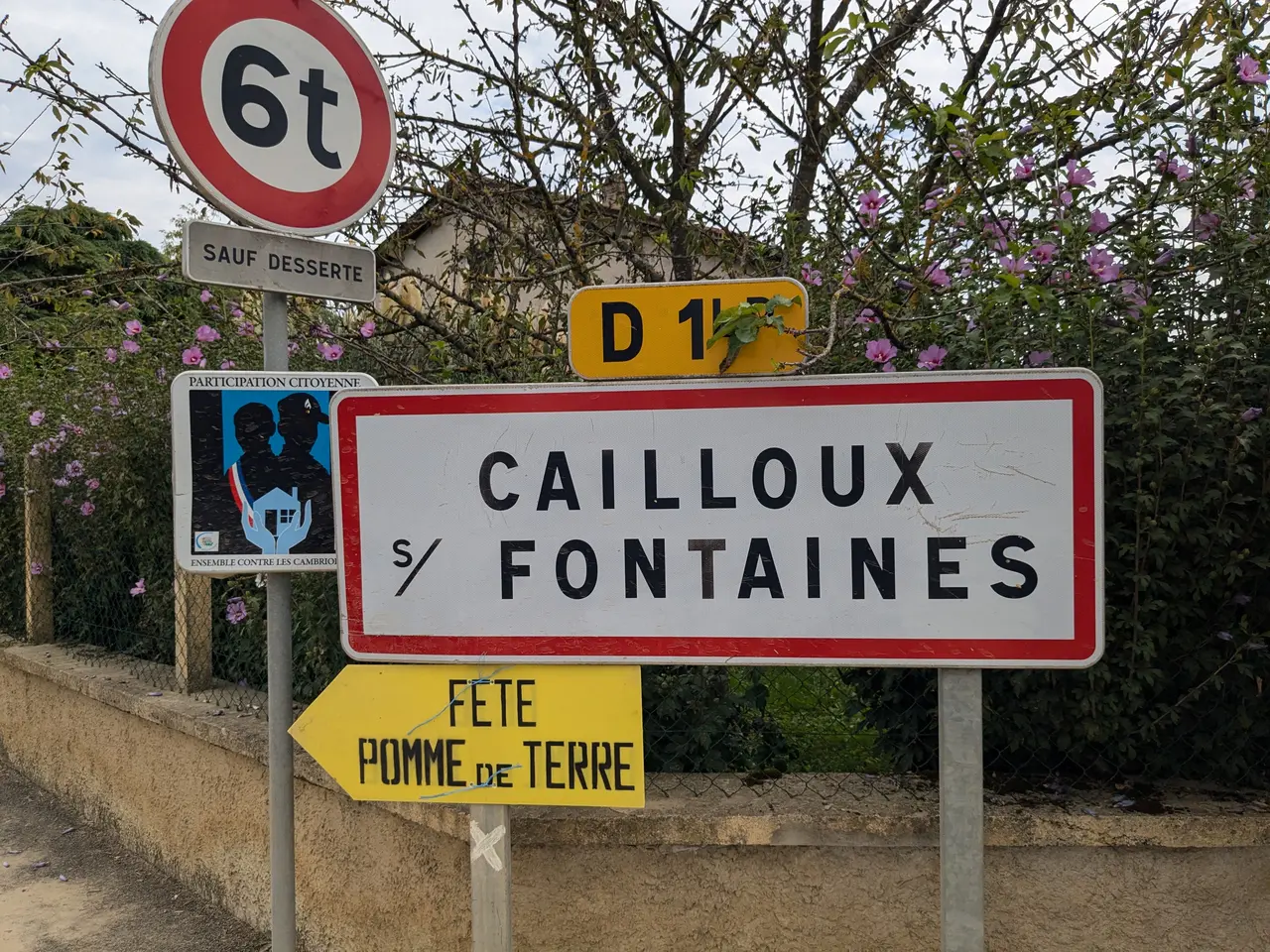 Cailloux-sur-Fontaines - Route de Castellane - Panneau d'entrée et fête de la pomme de terre