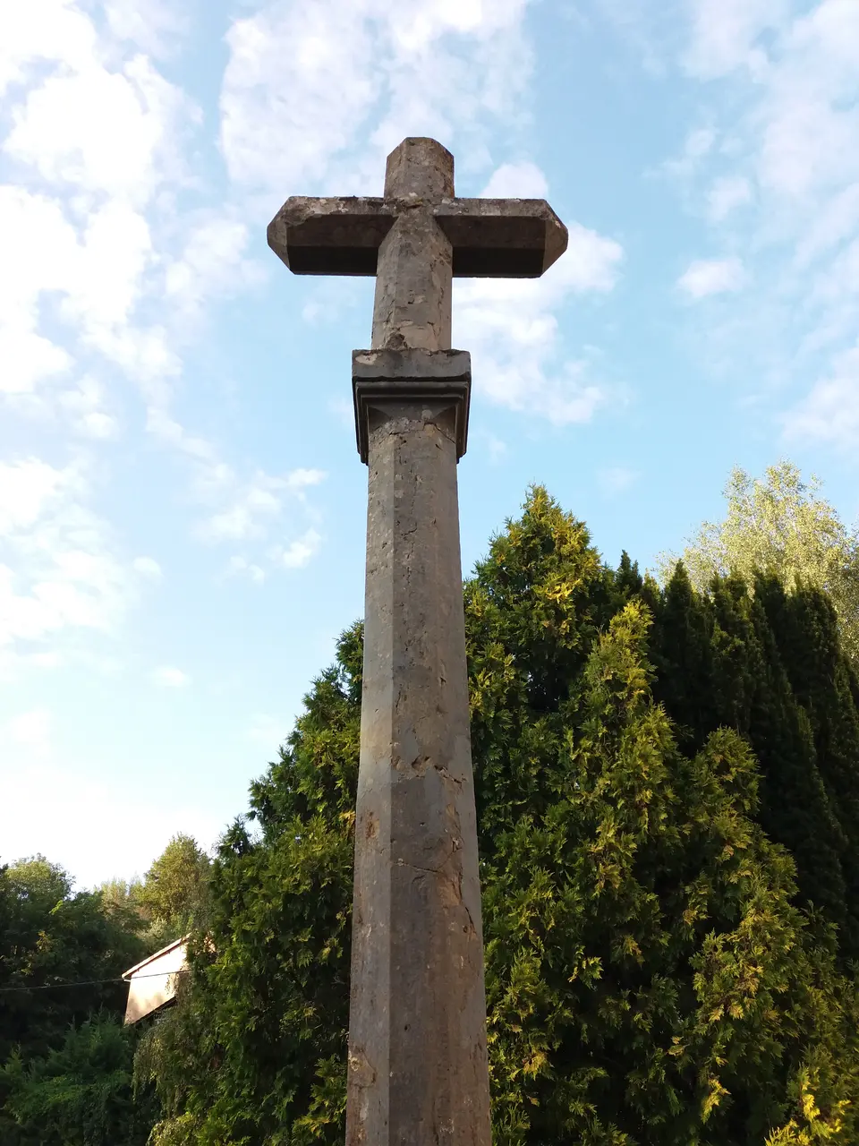 Cailloux-sur-Fontaines - Place de l'Église - Croix (7)