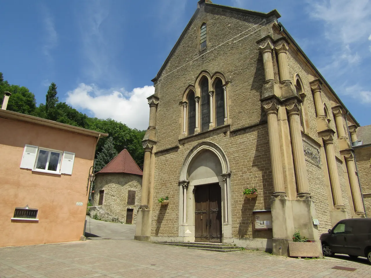 Porche de l'église de Cessieu