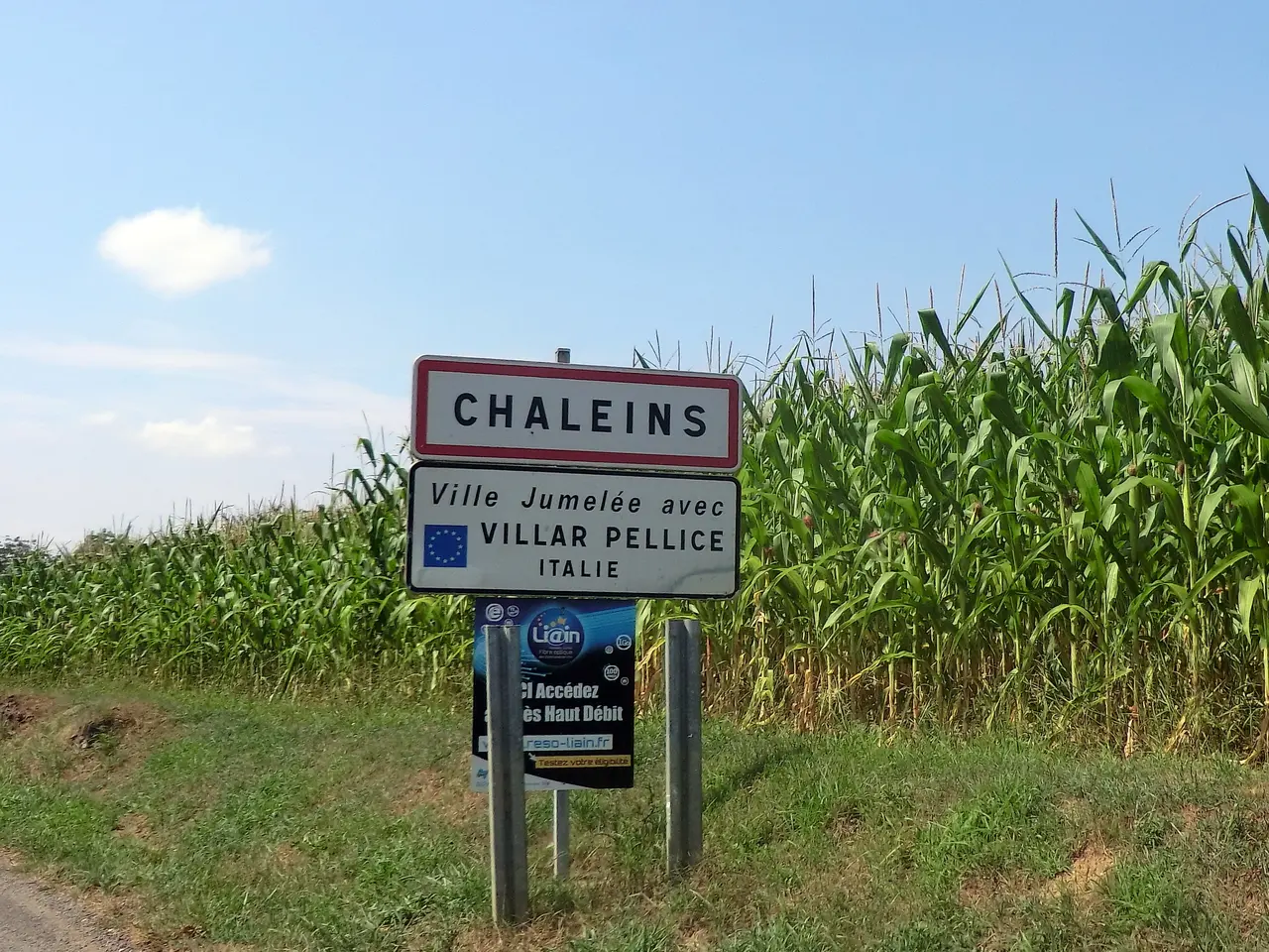 File:Panneau d'entrée à Chaleins et panneau jumelage.JPG