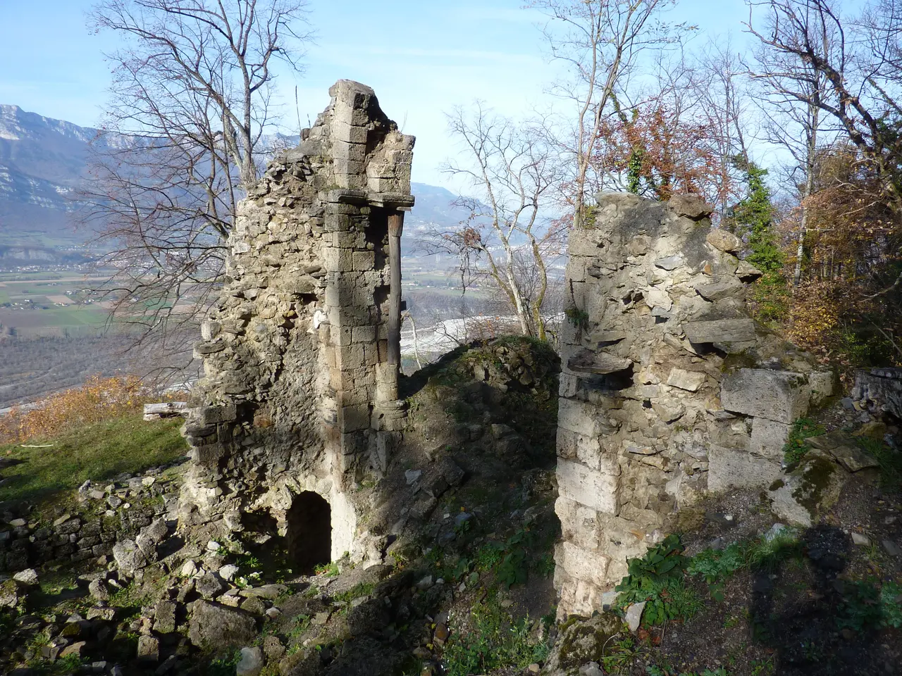 File:Fr Champ-sur-Drac Saint-Michel de Connexe priory Fallen arch.JPG