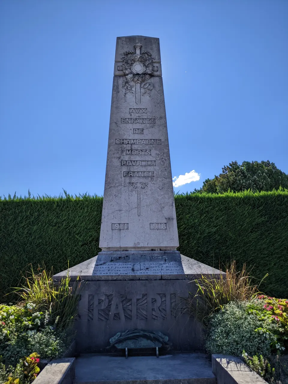 Cimetière de Champagne-au-Mont-d'Or - Monument aux morts 1 (août 2022)