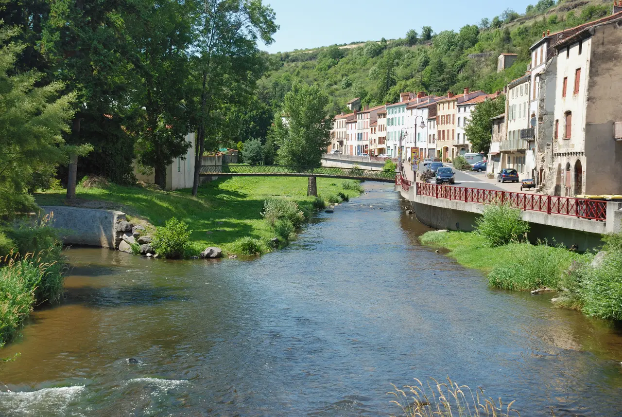 File:Couze-Chambon Champeix 2.jpg