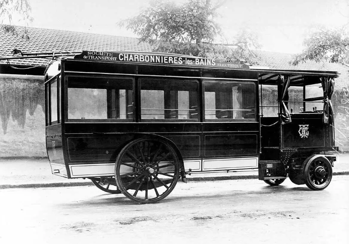 Trolleybus Nithard circulant à Charbonnières-les-Bains (Rhône)