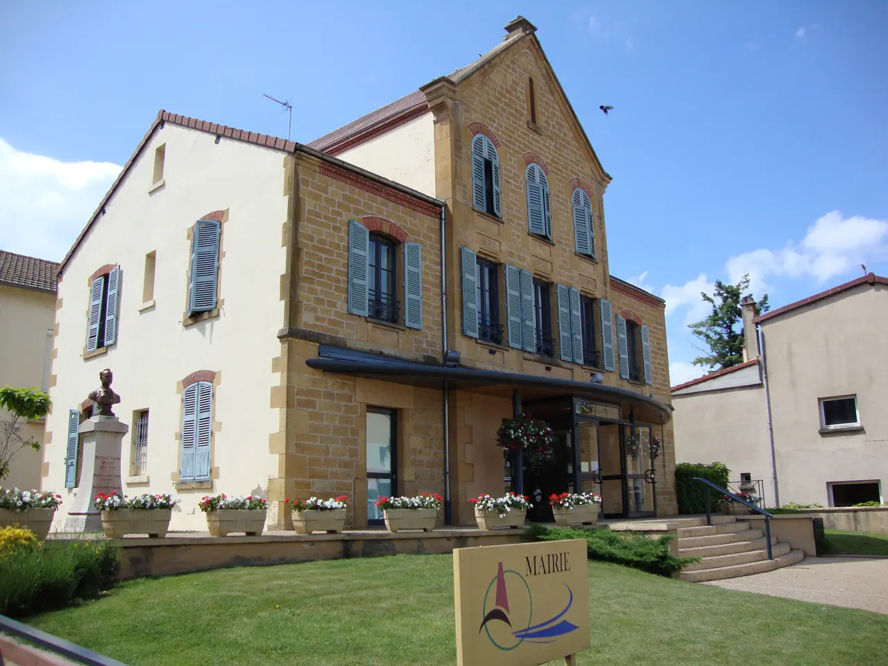 File:Pouilly-sous-Charlieu (Loire, Fr) mairie.JPG