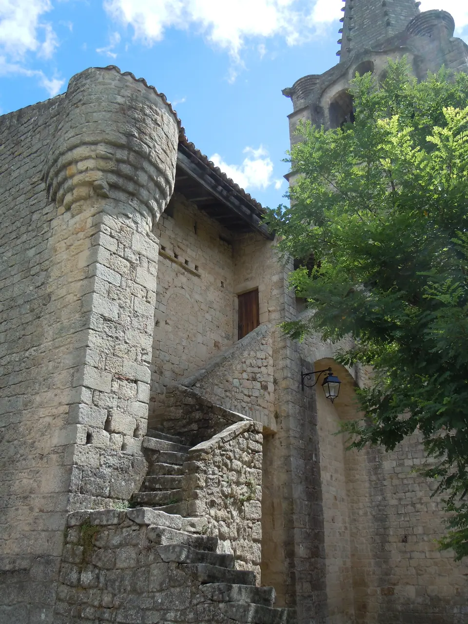 File:Église Saint-Hilaire de Chassiers- Escalier.jpg