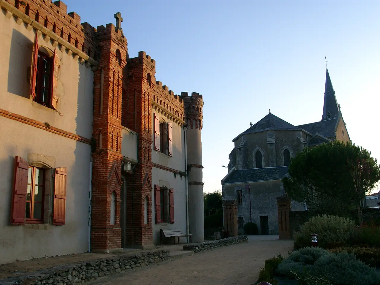Eglise et château Gaillard village 'Le Girouard'