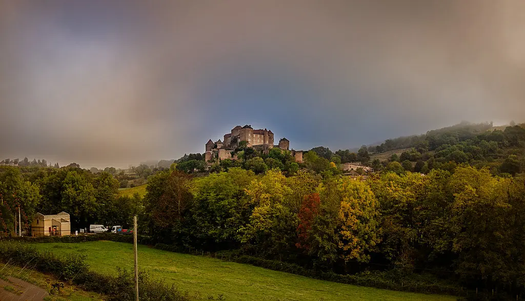 Berzé le châtel au lever du brouillard dans le Charolais ' on explore'