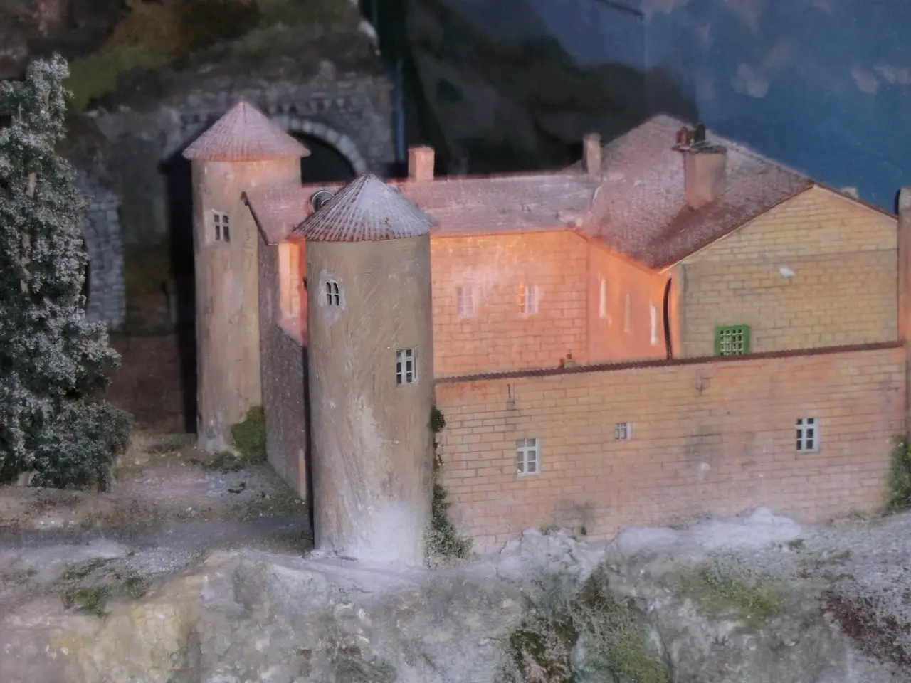 File:Reproduction du pensionnat du film Les Choristes (musée du train miniature de Châtillon-sur-Chalaronne).JPG
