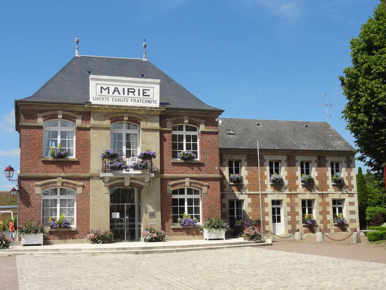 Chevrières (60), la mairie, place René-Langlois-Meurinne 1