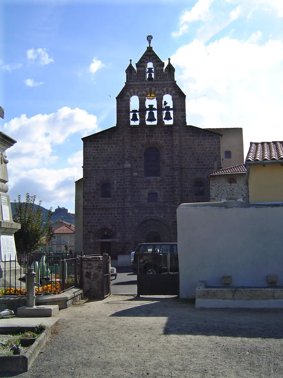 Coubon (Haute-Loire, Fr), church with bell gable