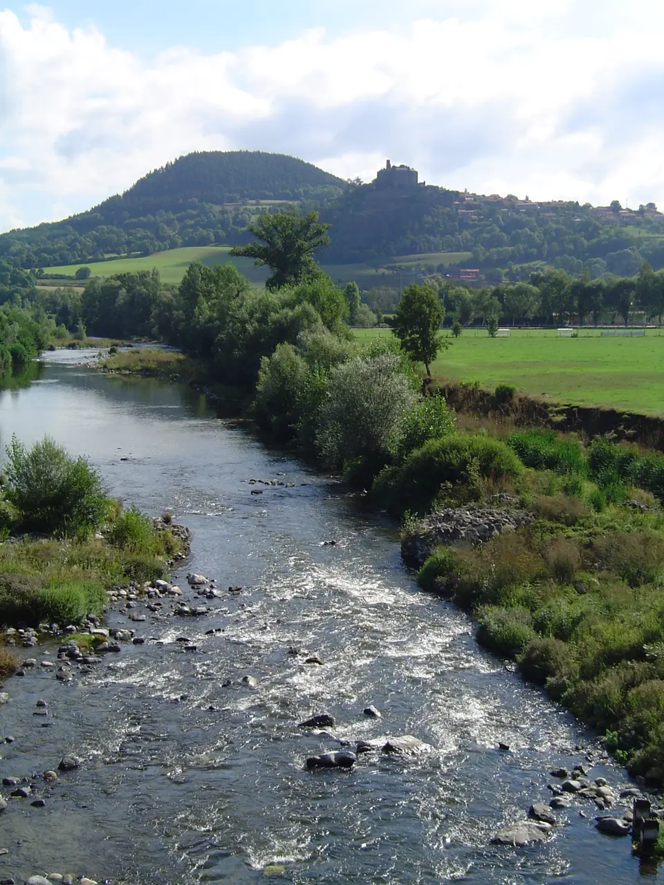 Coubon (Haute-Loire) la Loire avec vue sur le château de Bouzols