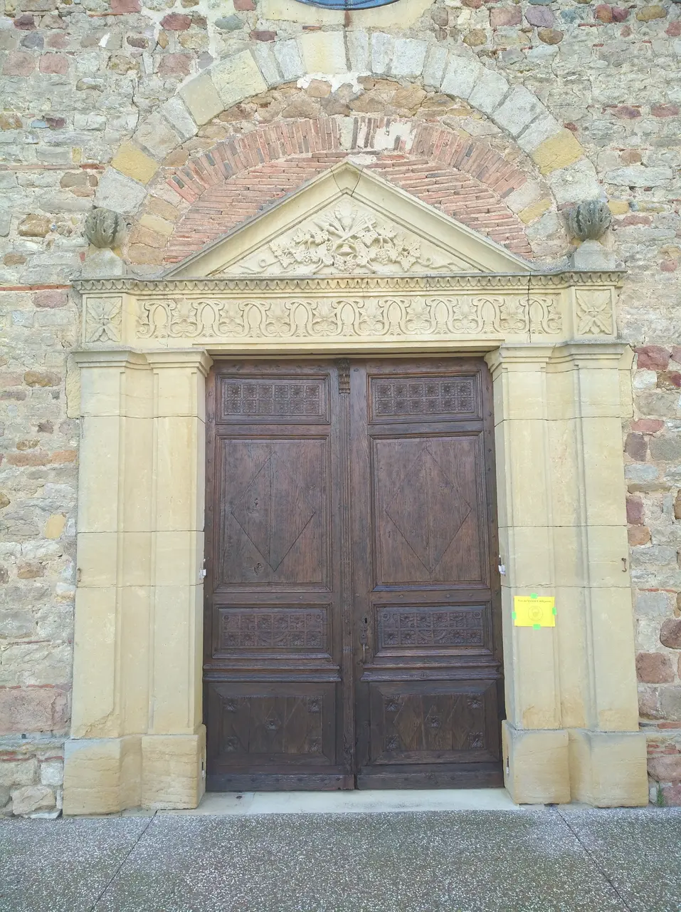 Coutouvre - Église Saint-Denis, portail (août 2020)