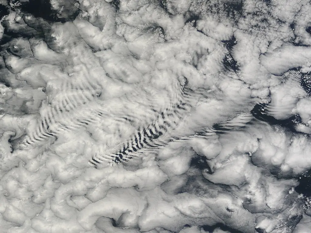 Ship-wave-shaped wave clouds induced by the Crozet Islands, south Indian Ocean