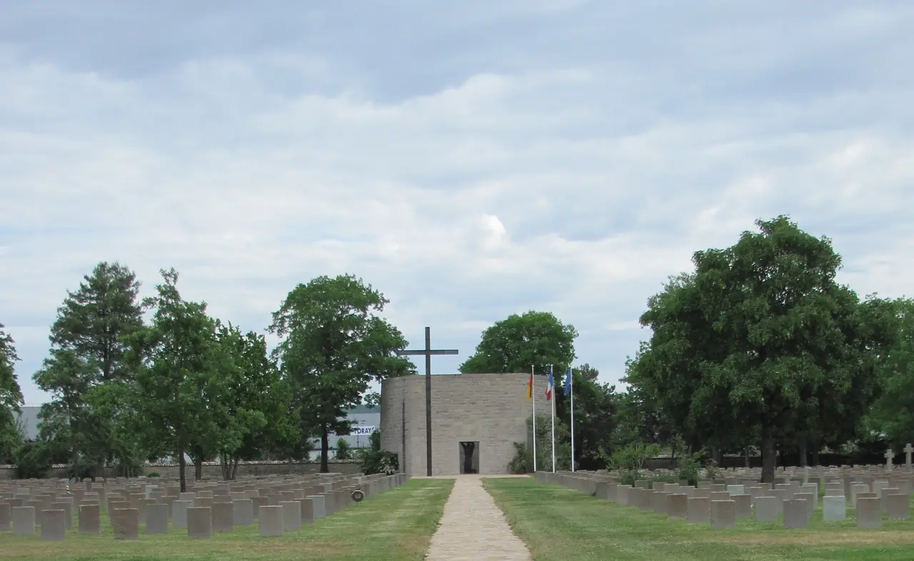 Cimetière allemand de Dagneux, vue de l'ossuaire