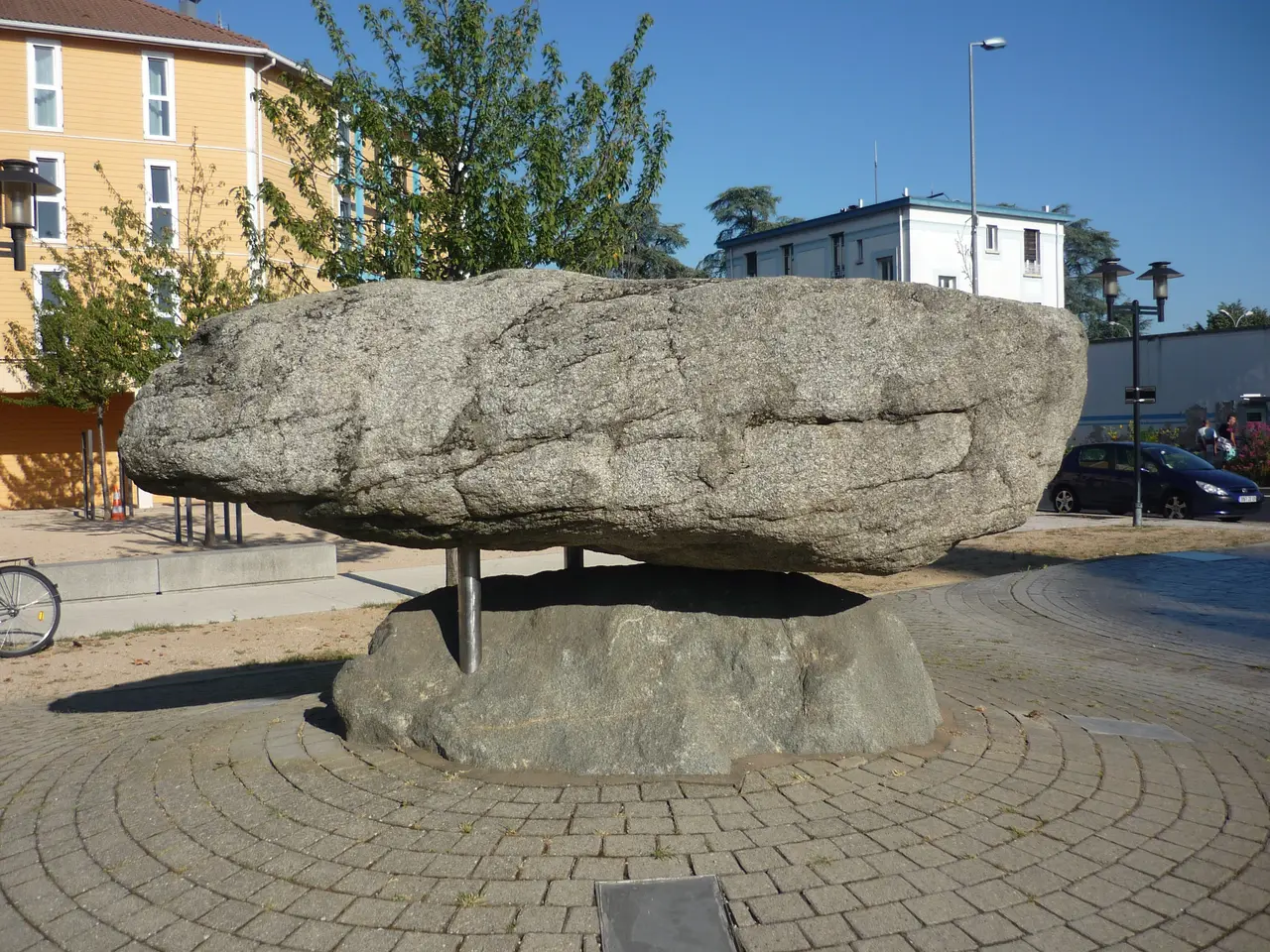 Décines-Charpieu - Menhir de Montaberlet