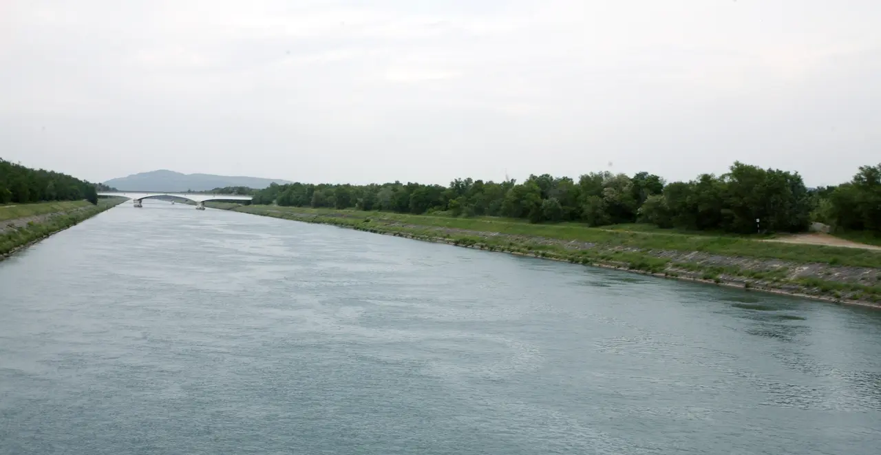 Canal de Donzère-Mondragon by JM Rosier