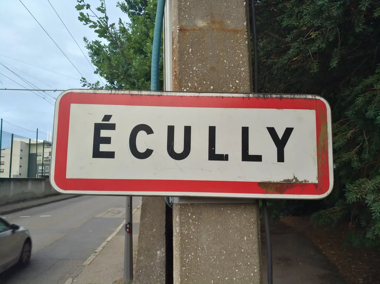 Écully - Panneau d'entrée avenue des Sources (juil 2021)