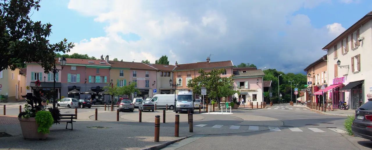 File:Piazza di Eybens copia.jpg
