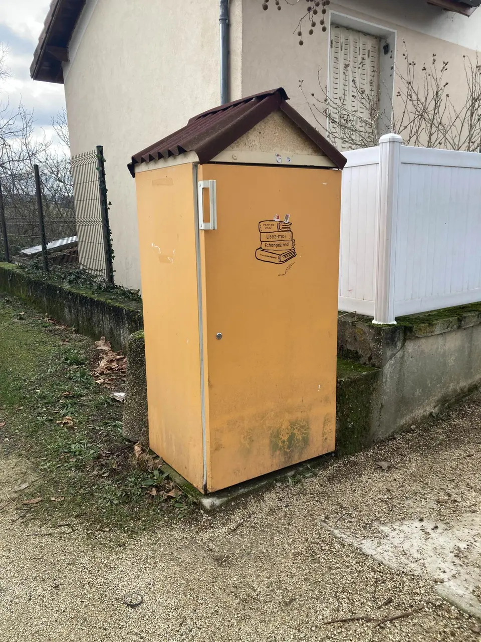 Eyzin-Pinet - Rue du Pressoir - boîte à livres
