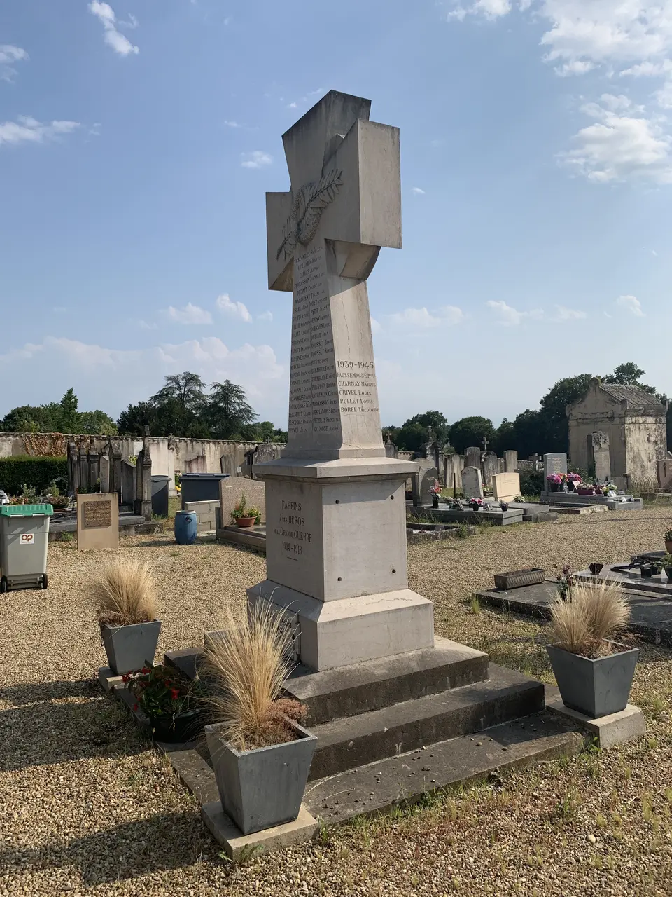 Monument morts Fareins 5