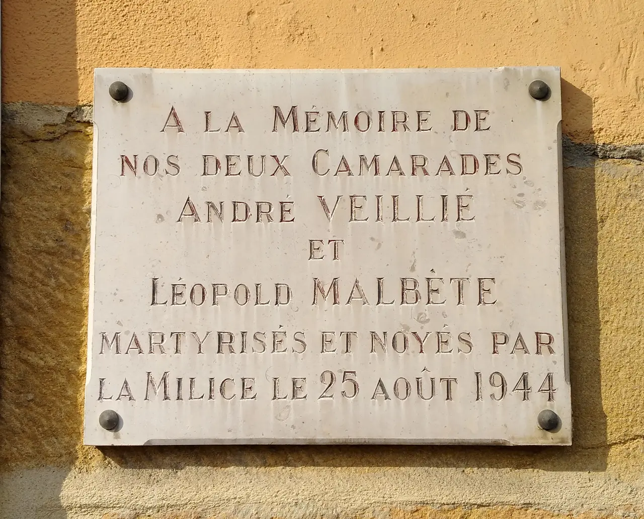 Fontaines-sur-Saône - Plaque hommage résistants Veillié et Malbète (juil 2018)