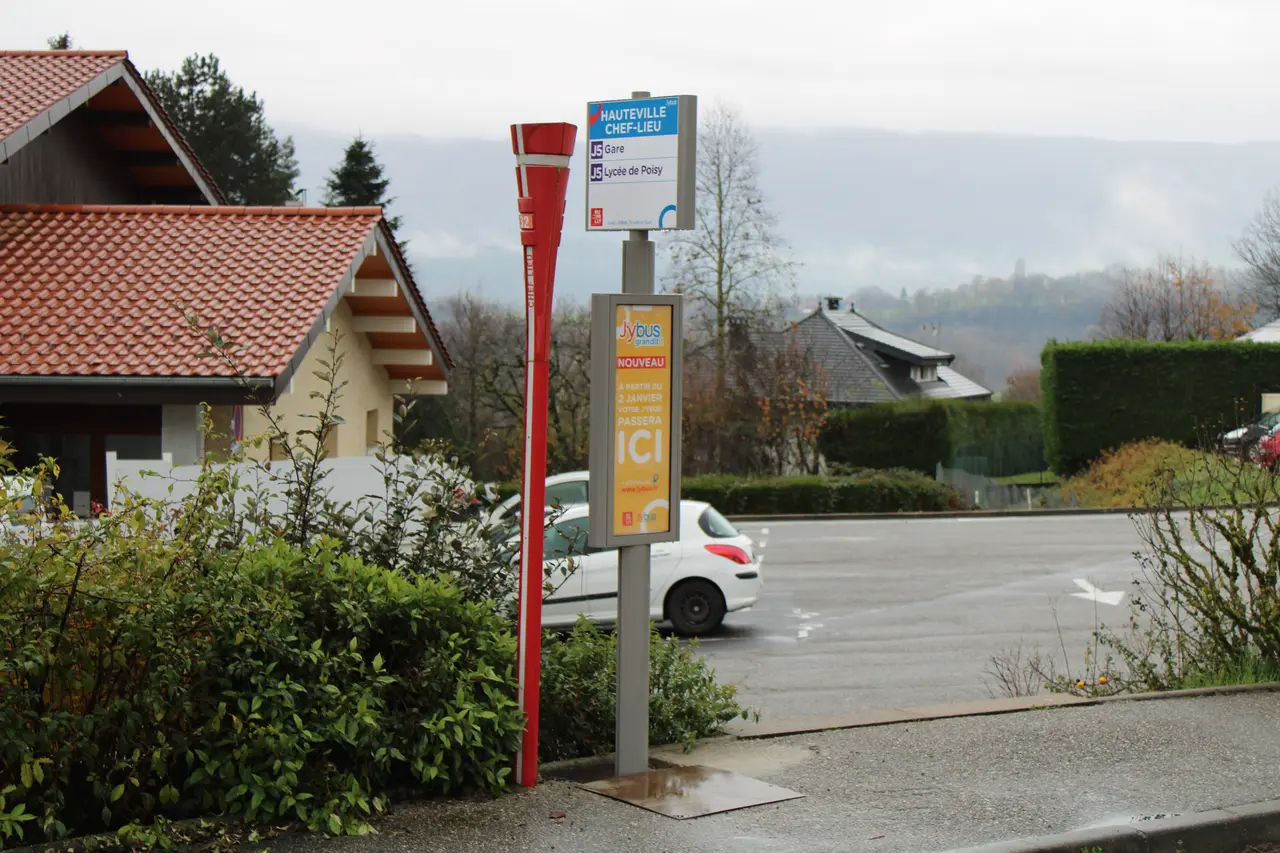 Hauteville-sur-Fier - 74150 - 2022.11.29 - Arrêts de bus Lihsa et J’yBus « Hauteville Chef-lieu » © Anthony Levrot