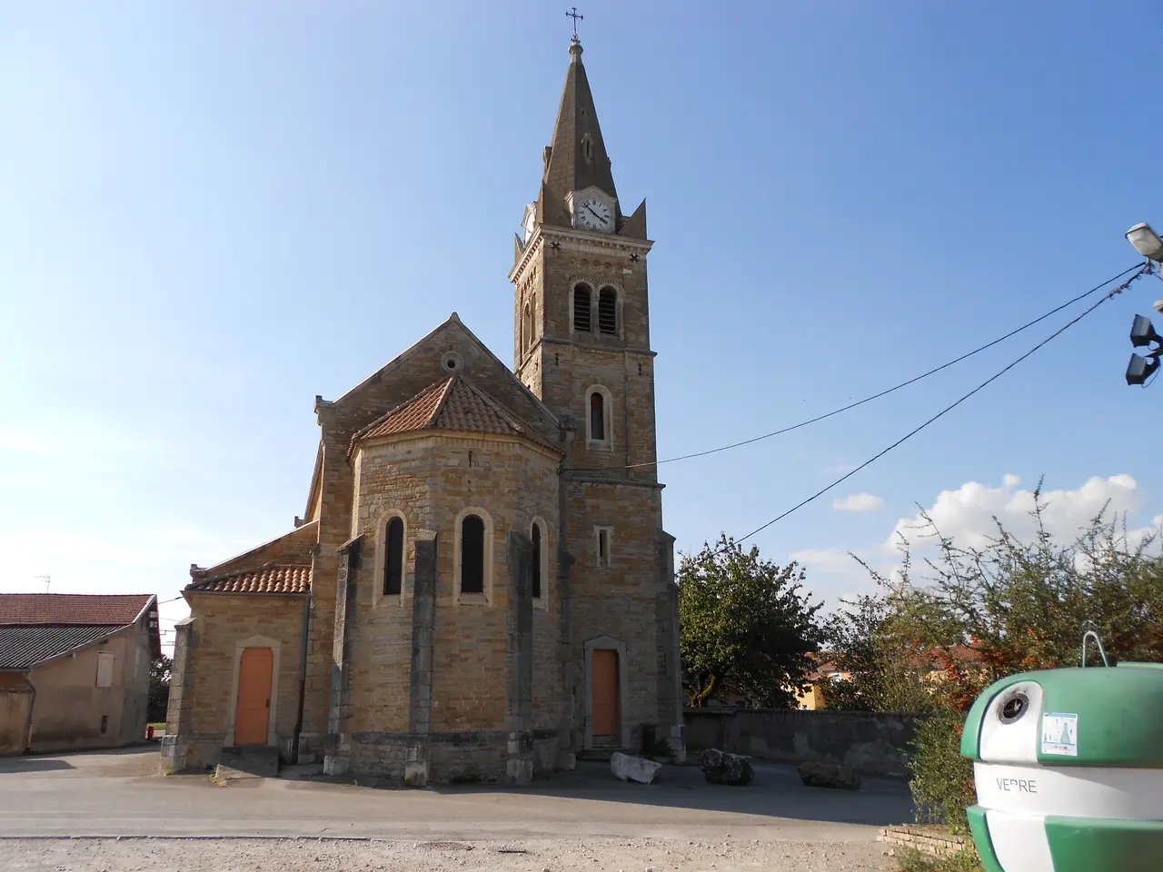 Le porche de l'église de Janneyrias, Isère, France