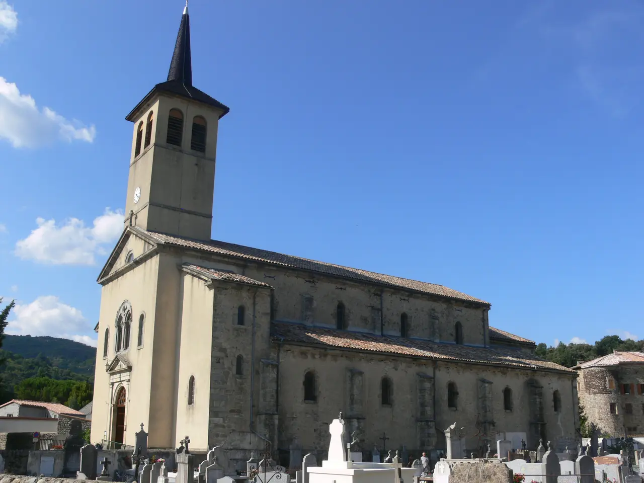File:Église Saint-Bonnet de Jaujac general view.jpg