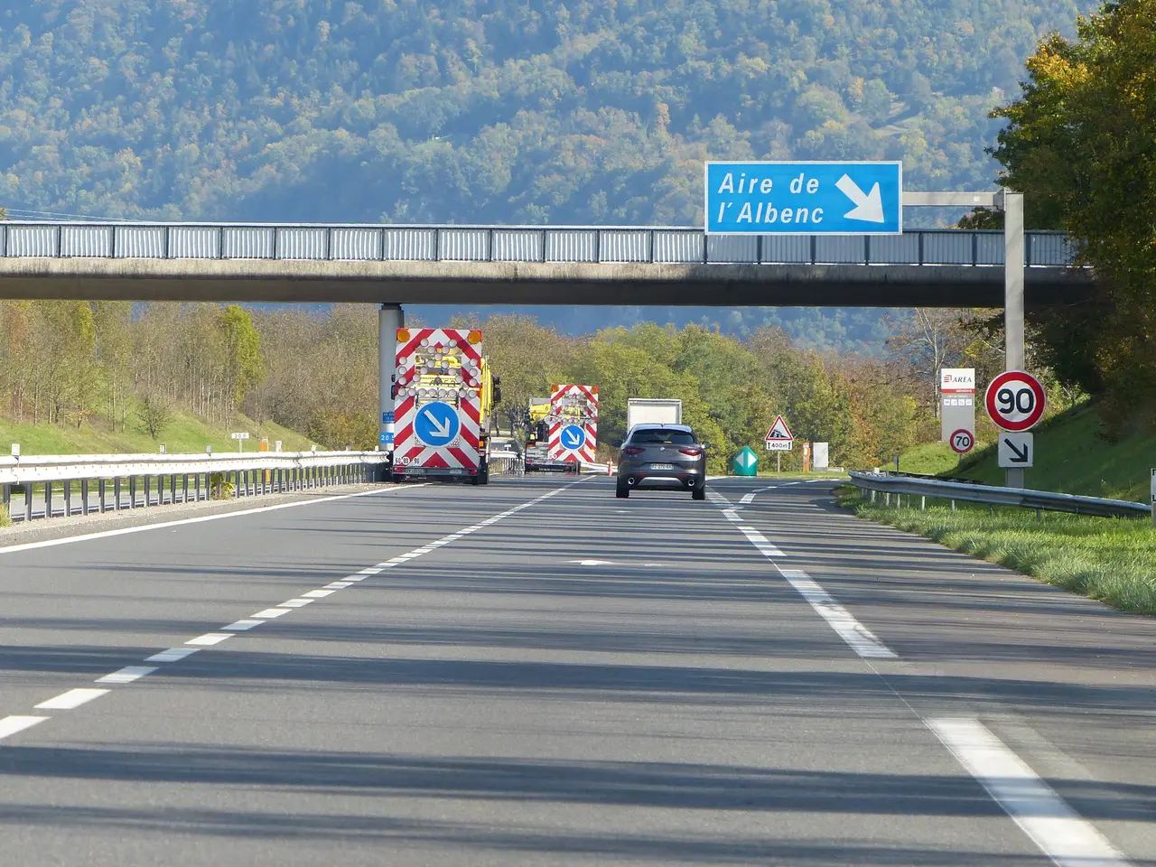 Panneau sortie Aire de l'Albenc, flèches lumineuses de rabattement