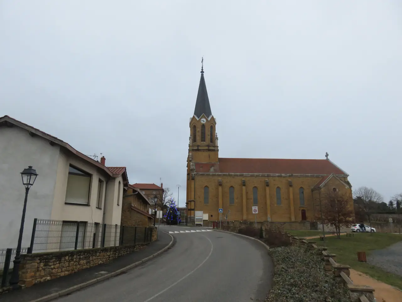File:Saint-Germain-sur-l'Arbresle - RD 19 et église.jpg