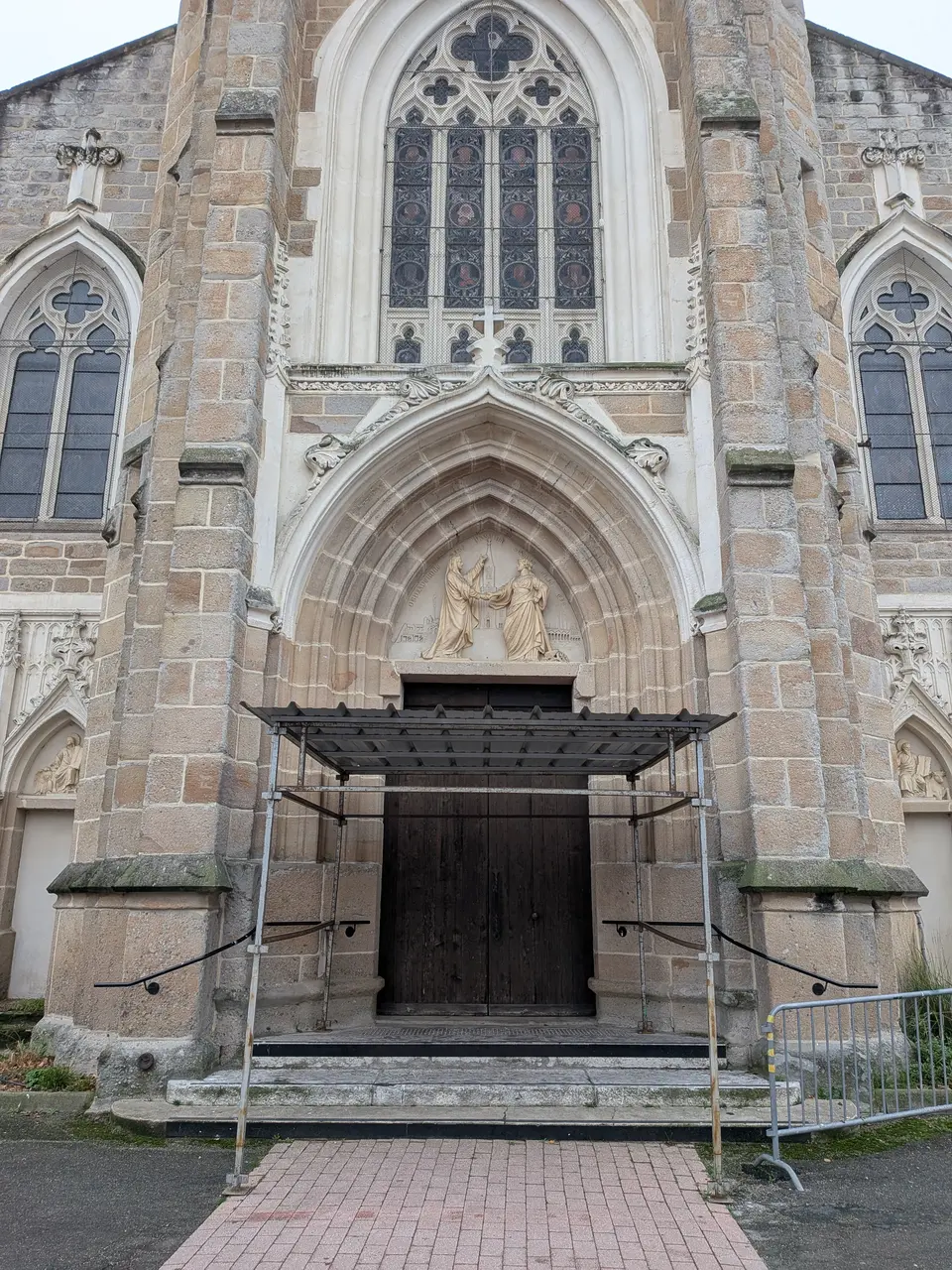 L'Horme - Église Saint-Nicolas, portail (déc 2025)