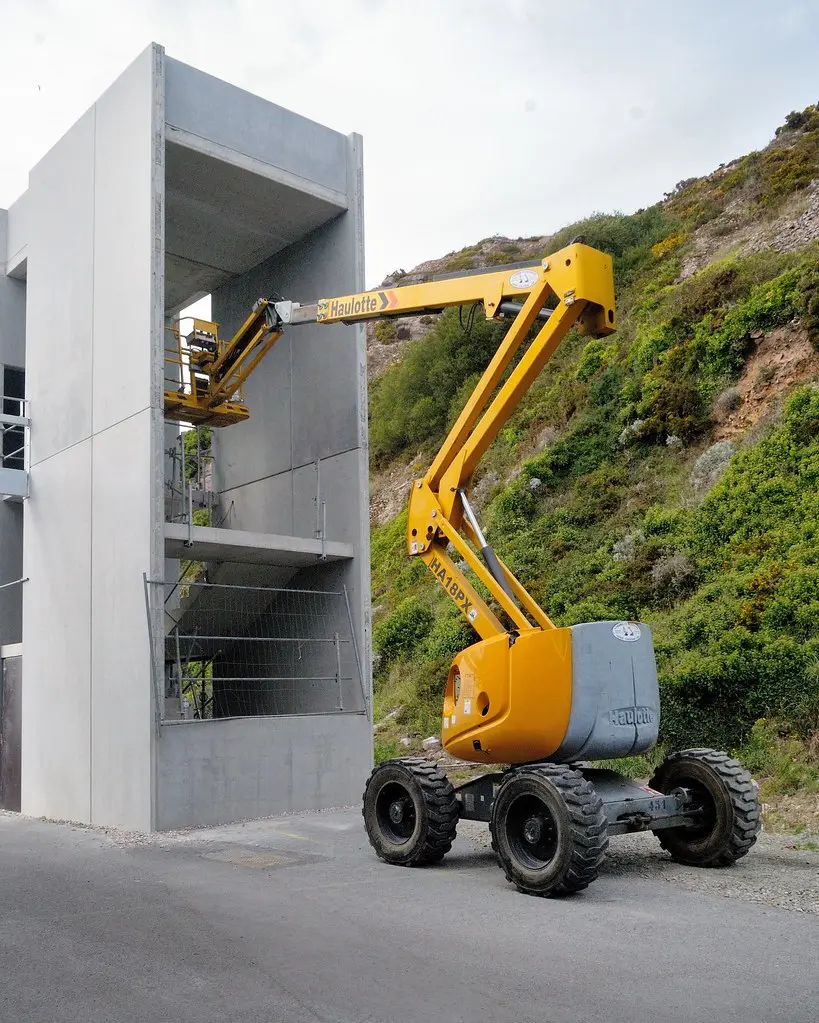 Haulotte, nacelle articulée HA 18 PX (L'Horme, Loire, France)