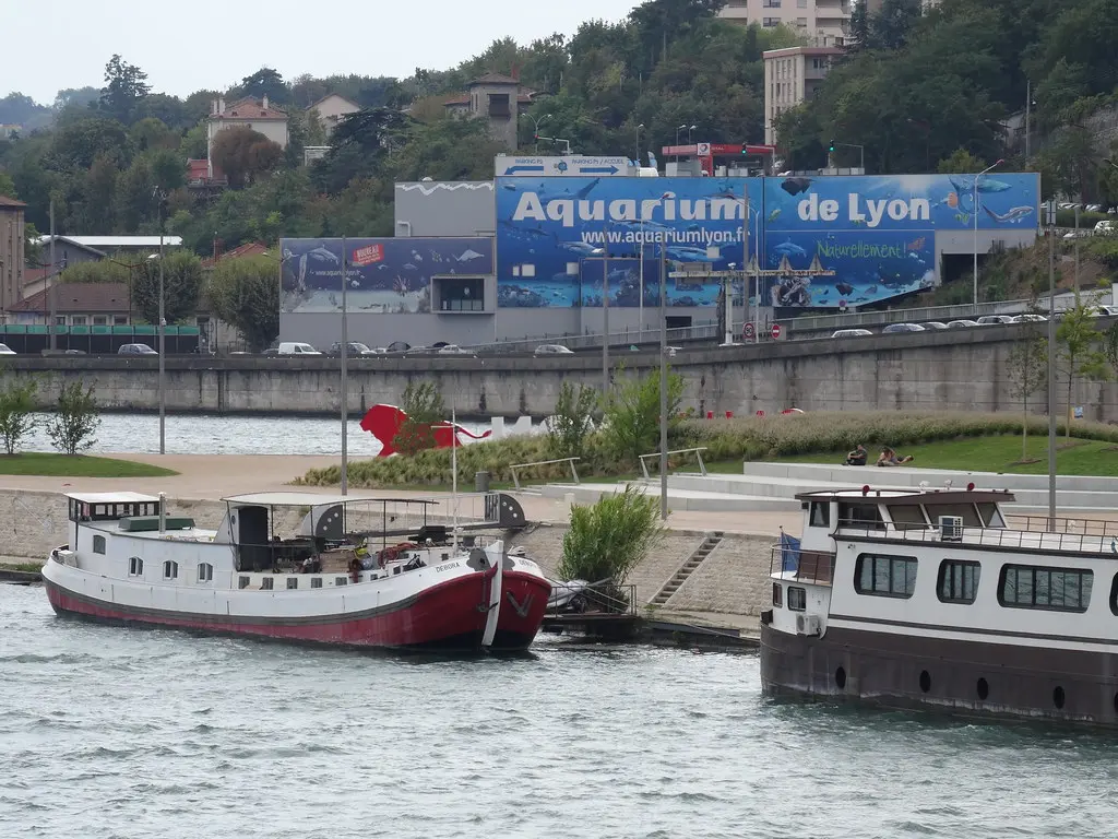 Péniches et aquarium de Lyon La Mulatière