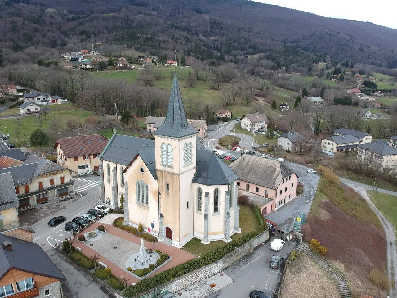 Église-La-Muraz-aeial-1
