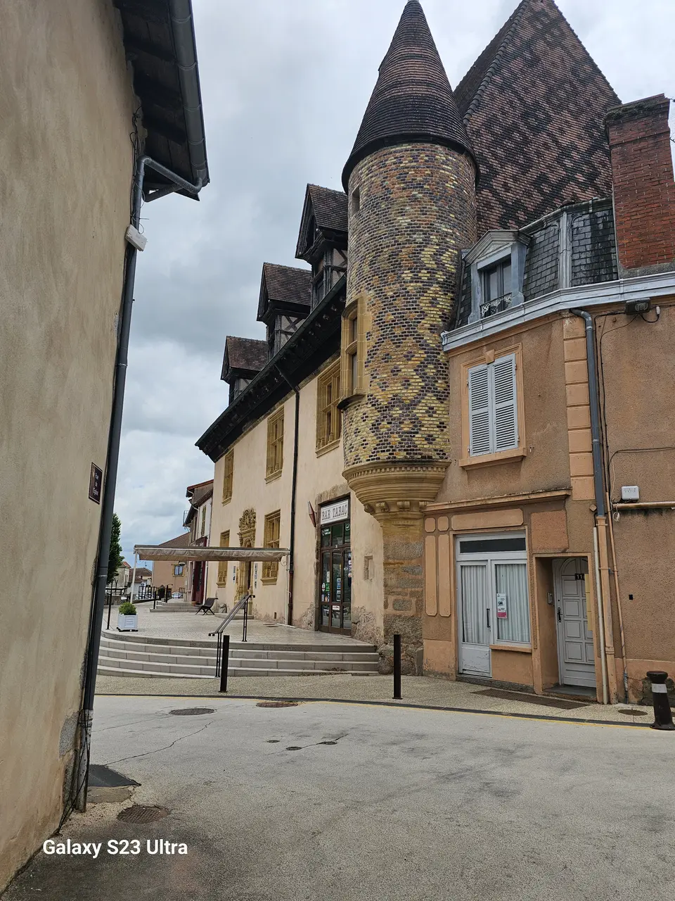 Relais des Postes Royales (maison dite Le Petit Louvre) à La Pacaudière (1)