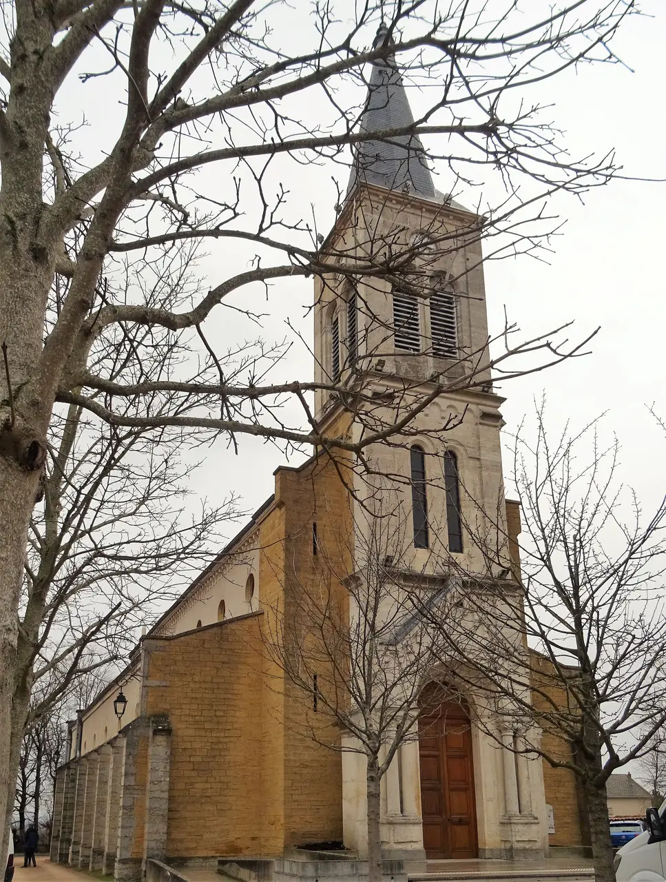Façade de l'église de La-Tour-de-Salvagny