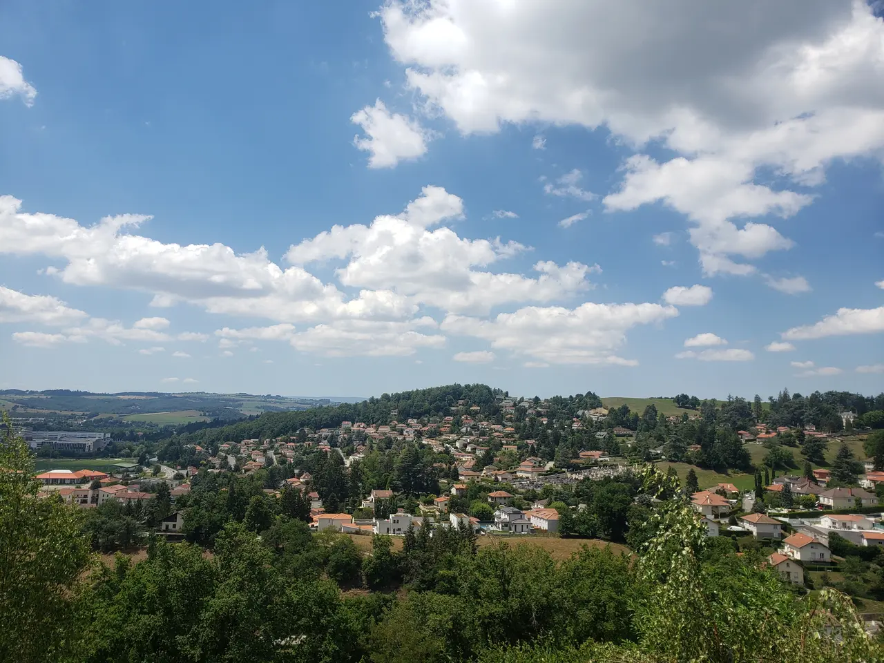 Partie nord de la commune de l'Étrat vue depuis le village voisin de La Tour-en-Jarez