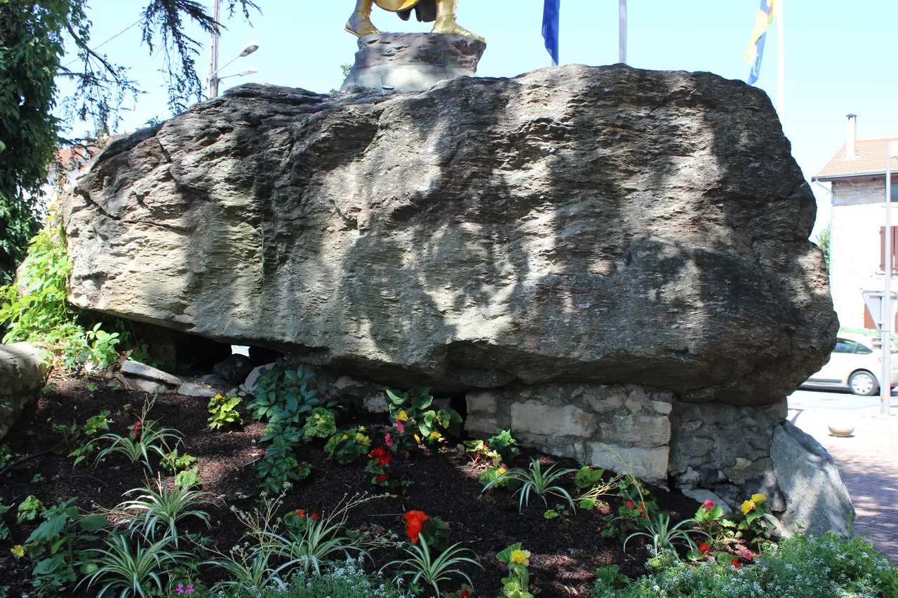La Verpillière - Pierre à cupules (monument aux morts) 03