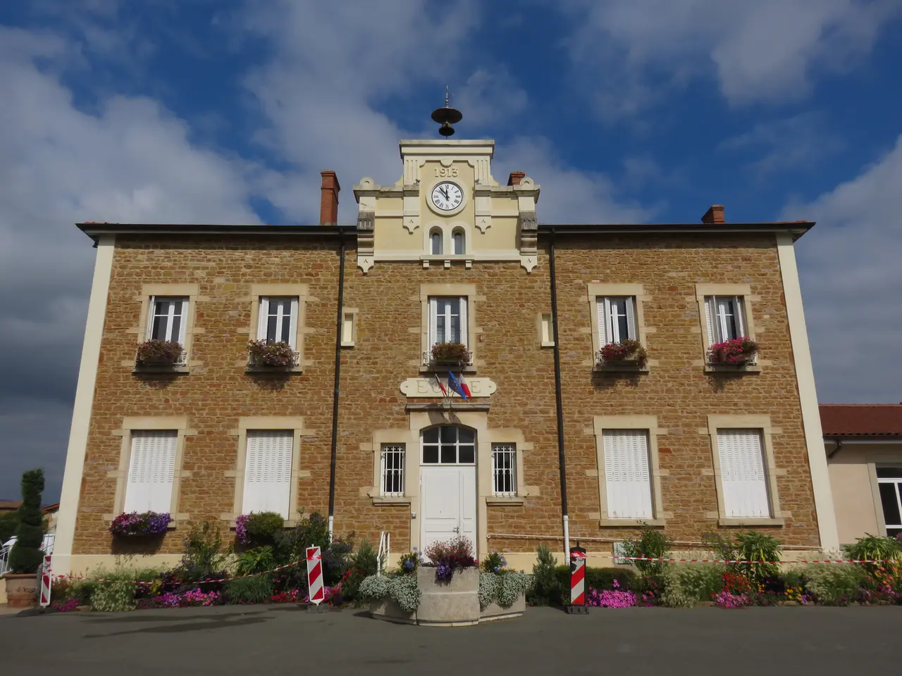 Lachassagne - Mairie-école (sept 2018)