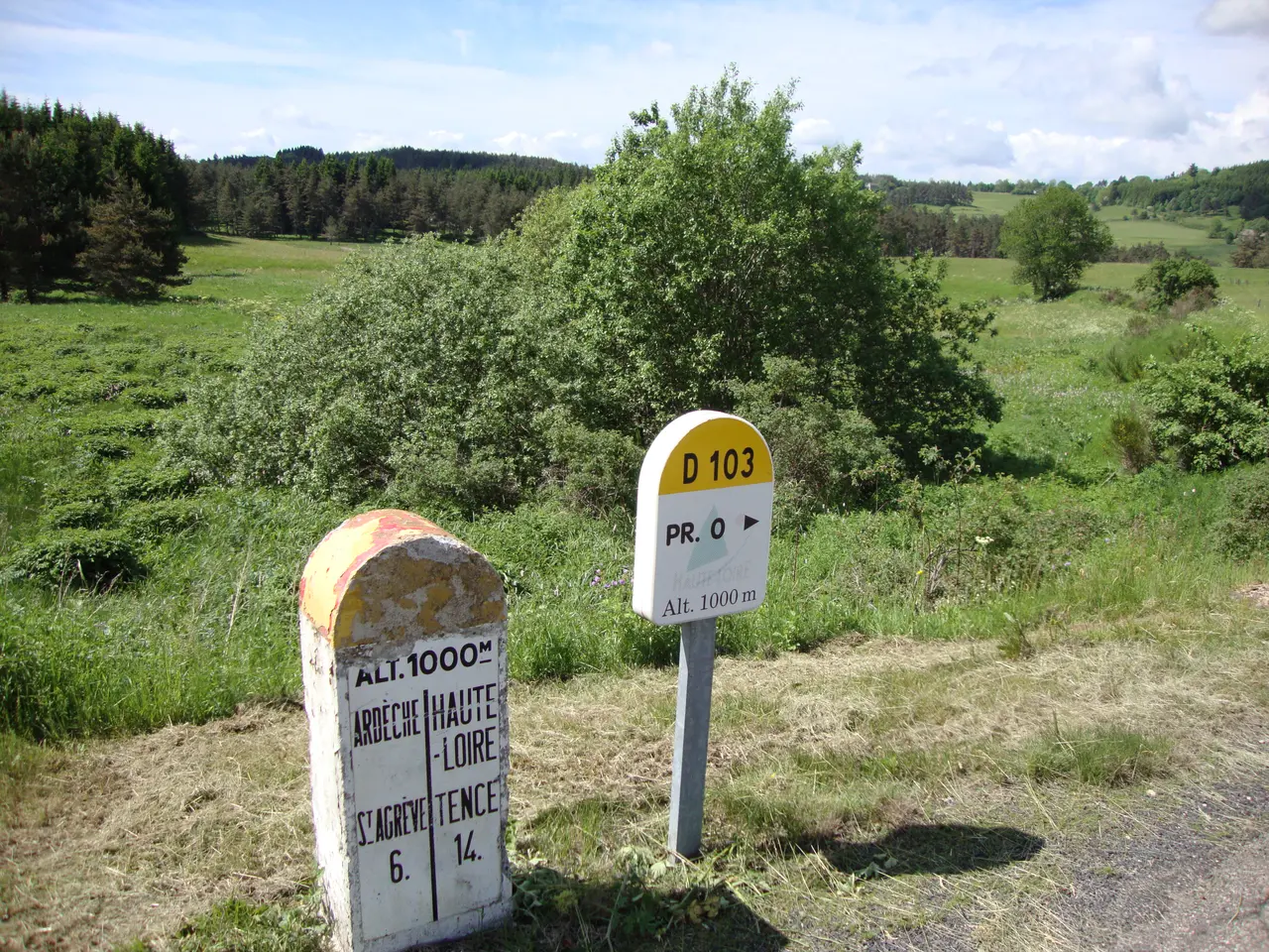 File:Borne limite départements, St.Agrève, Ardèche et Le Chambon-sur-Lignon, Haute-Loire.JPG