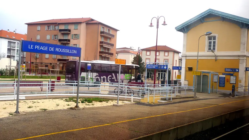 gare SNCF intermodale : bus, vélo, train, voiture (Le Péage-de-Roussillon,FR38)